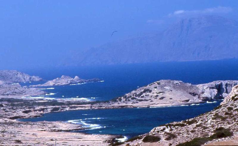 140-Karpathos (tra Arkassa e Menetés,sullo sfondo Kassos) , 11 agosto 1998.jpg